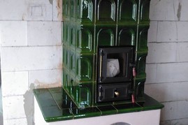 Sloupová kachlová kamna, ručně vyráběné kachle zelené barvy, prosklené topeniště