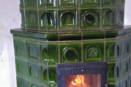 Kachlová pokojová kamna, ručně vyráběné kachle zelené barvy, prosklené topeniště