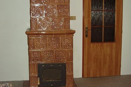 Kachlová kamna, ručně vyráběné kachle světle hnědé barvy, prosklené topeniště