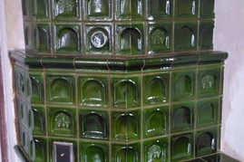 Kachlová pokojová kamna, ručně vyráběné kachle zelené barvy, zadní část